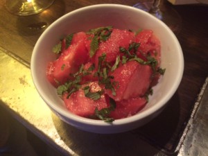 A Fuego Negro: Tomatensalat mit frischen Kräutern, insbesondere Minze.