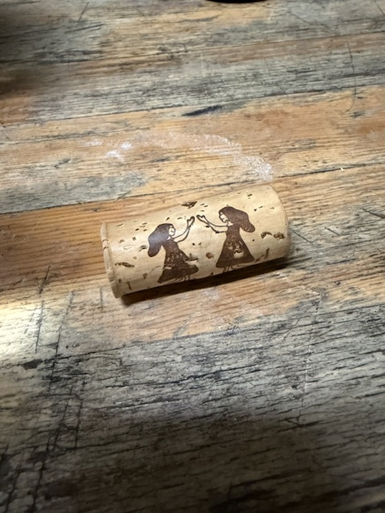 Weinkorken von Jungwinzer Maxime Crotet mit Bild seiner Töchter Olivia und Matilda