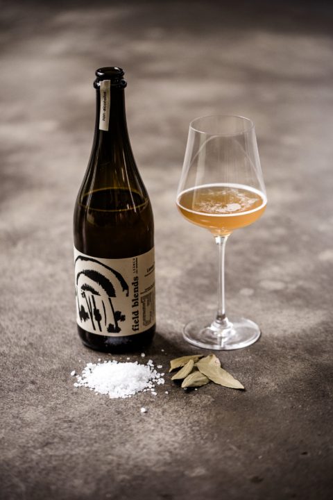 Leiner Field Blends Kombucha Ferment Lemon Thyme mit Glas