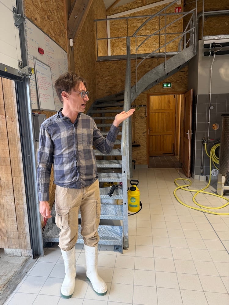 Tommy Chevallier im Weinkeller der Domaine du Triptyque bei Beaune