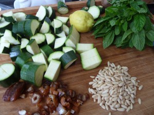 2- 3 Zucchini in mundgerechte Stücke schneiden. Datteln klein schneiden.