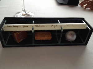 Apfelschnitte, Maiskeks und Passionsfruchtpraline.