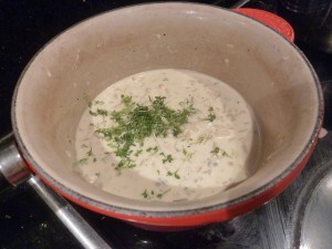 kikok_huhn_mit_gorgonzola_11 Den Gorgonzola zugeben, Sauce noch kurz erwärmen und mit Salz und Pfeffer abschmecken. Mit Kresse garnieren.