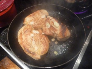 kikok_huhn_mit_gorgonzola_16 Scharf anbraten und 8- 10 Minuten im Ofen nachgaren.