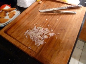 kikok_huhn_mit_gorgonzola_2 Eine Zwiebel klein schneiden.