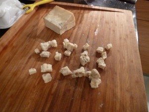 kikok_huhn_mit_gorgonzola_4 Ein Stück Gorgonzala in Würfel schneiden.