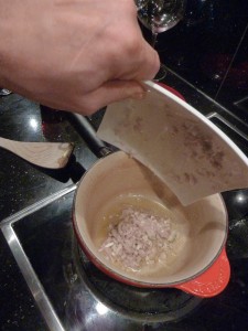 kikok_huhn_mit_gorgonzola_5 Zwiebeln in Öl anbraten.