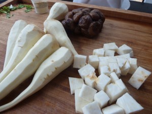maronen_suppe_1 Pastinaken, ein Stück Sellerie klein schneiden. Vakumierte Maronen in kochendem Wasser für ca. 5 Minuten köcheln.