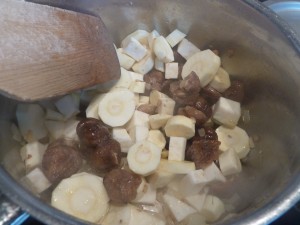 maronen_suppe_3 ... Gemüse hinzugeben und anschwitzen.