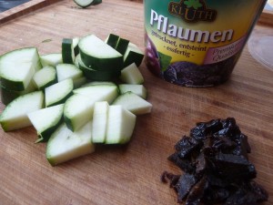 maronen_suppe_4 Ein Stück Zucchini und ein paar getrocknete Pflaumen klein schneiden.