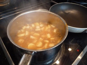 maronen_suppe_5 Mit Brühe ablöschen und köcheln lassen.