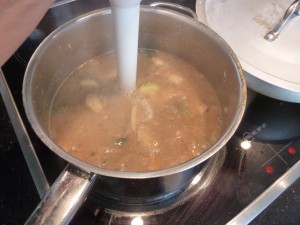 maronen_suppe_6 Wenn das Gemüse weich ist, das ganze mit einem Pürierstab pürier