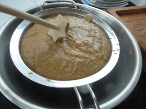 maronen_suppe_8 Durch ein Sieb drücken.