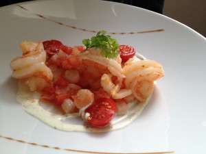Schwarzwurzel-Tomatensalat mit Riesengarnelen und Estragonschmand.