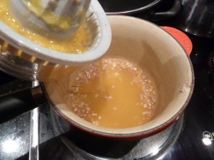 rote_bete_1 Saft von 2 Orangen auspressen und in einem Topf erwärmen.