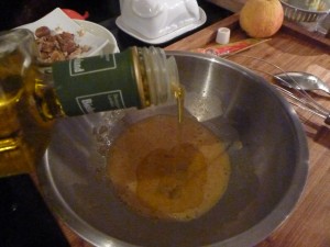 rote_bete_2 Einen TL Senf mit dem eingekochten Saft vermengen und mit Rapsöl ein Dressing zubereiten. Mit Salz und Pfeffer abschmecken.