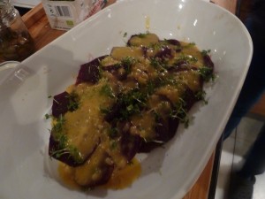 rote_bete_4 Das Orangen Dressing über die Rote Bete geben.