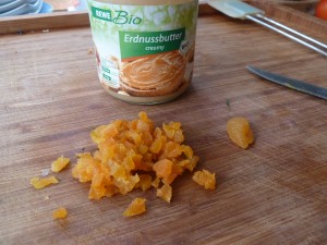 maronen_suppe_10 Getrocknete Aprikosen klein schneiden.