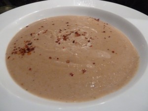 maronen_suppe_11 Die getrockneten Aprikosen unter die Suppe mengen und mit ein paar Spritzern Zitrone und Piment würzen.