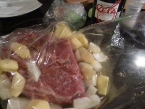 schweinebraten_2 Alle Zutaten in einen Bratenschlauch geben und ca. 100 ml Cidre hinzugeben. Bratenschlauch an beiden Enden zuschnüren und oben ein kleines Loch einschneiden.