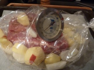 schweinebraten_3 Ein Ofenthermometer in das Stück Fleisch stecken und den Bratenschlauch in den Ofen geben.