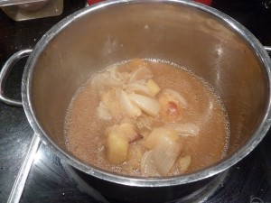 schweinebraten_6 ... derweil die Sosse mit den Zwiebeln und Äpfeln in einen Topf geben und einige Zeit einkochen.
