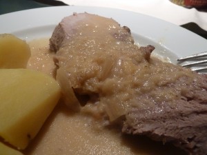 schweinebraten_8 Das Fleisch in Scheiben schneiden und mit der Sosse servieren.