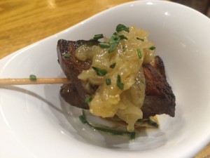 Casa Tiburcio: Asiatisch marinierter Bonito mit fermentierten Zwiebeln.