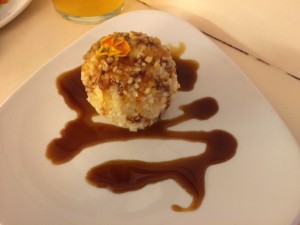 Zeruko: Frischkäse- Gänseleberkuge mit Kokos und Mandelsplittern.