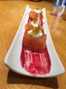 Artadi: Hausgebeizter Lachs auf roter Bete mit Meeretich.