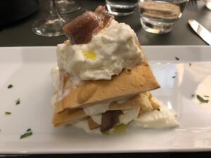 Mille-feuille von Burrata und Anchovis.