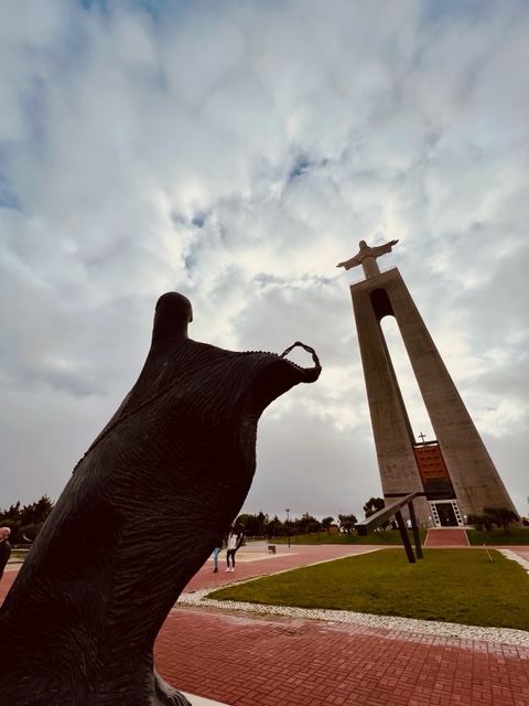 Christo Rei: die Jesus Statue, eine Skulptur von Francisco Franco de Sousa, die Lissabon vom südlichen Ufer der Tejo Mündung aus segnet. Christo Rei: die Jesus Statue, eine Skulptur von Francisco Franco de Sousa, die Lissabon vom südlichen Ufer der Tejo Mündung aus segnet.