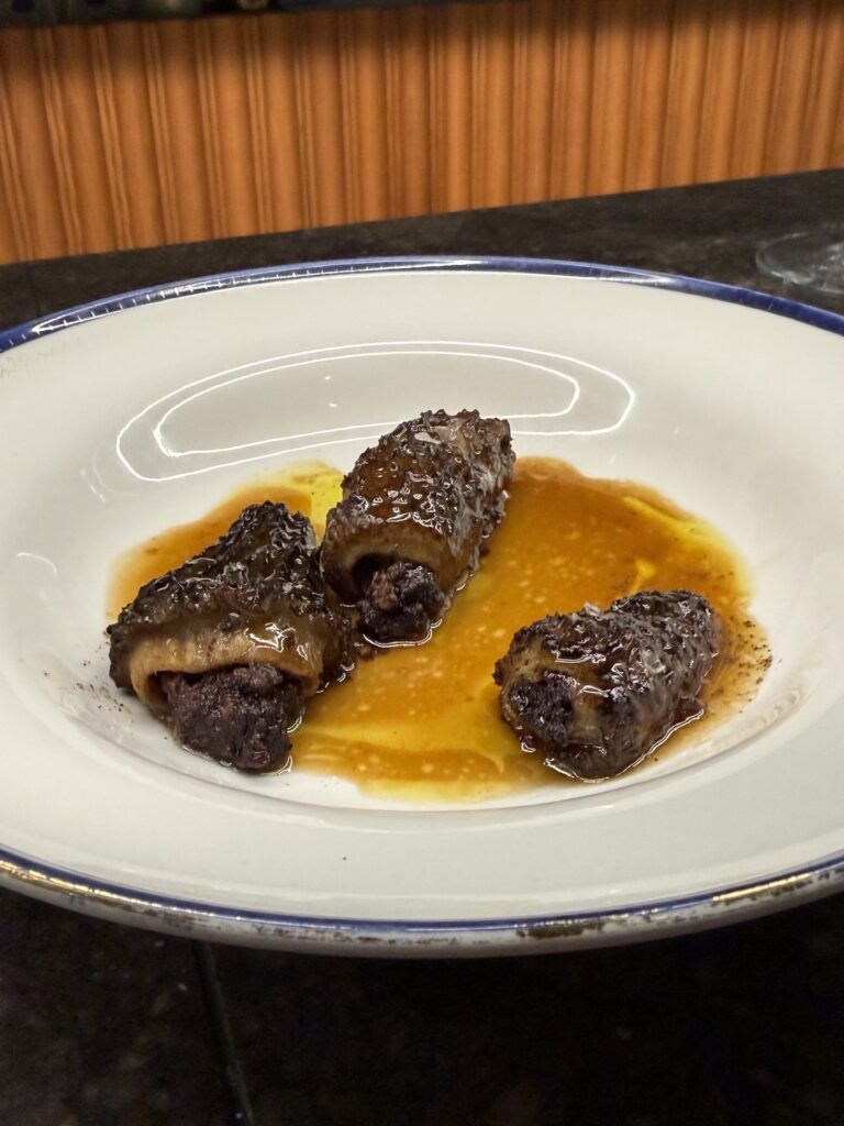 Morcheln gefüllt mit Butifarra Negra im Restaurant Gresca in Barcelona