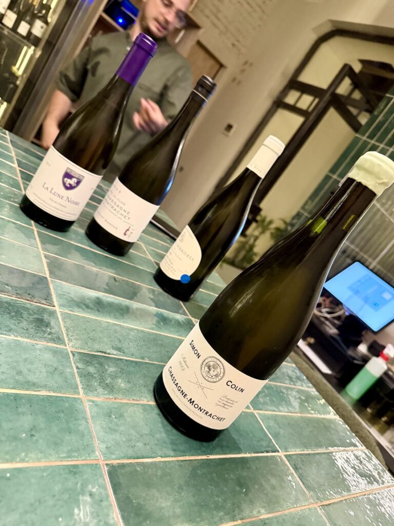 Weinbar Vertical in Barcelona mit großem Weinkühlschrank